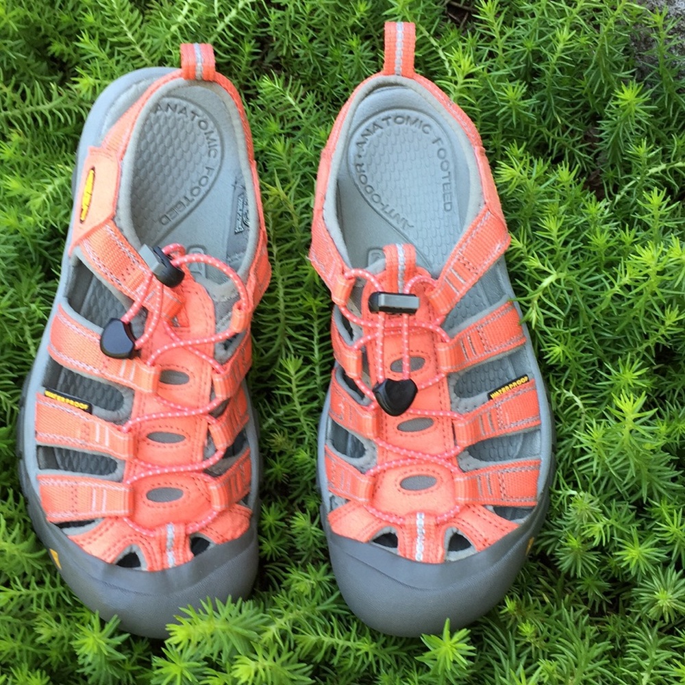 KEEN waterproof sandals 7 peach and gray NWOT